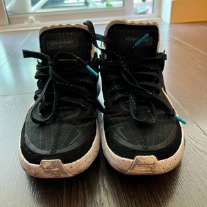 Size 6.5Y - Kevin Durant B-Ball Shoes